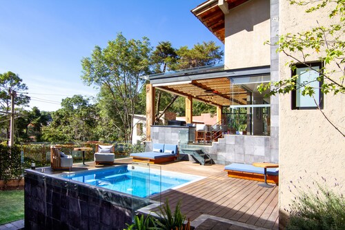 Above Villa Caparin I Views I XL Hot Tub I Outdoor Living I Heart of Town