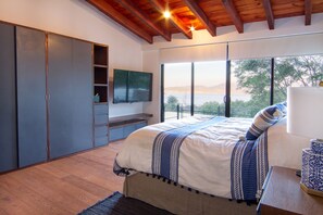 4 habitaciones, escritorio y tabla de planchar con plancha 