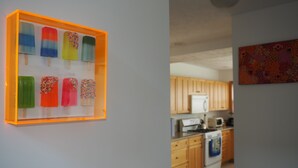 Une cuisine avec des meubles en bois, un four à micro-ondes et une cuisinière.