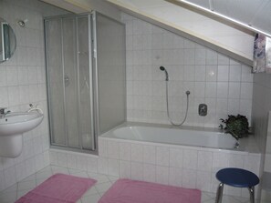 Badewanne, Haartrockner, Handtücher, Seife