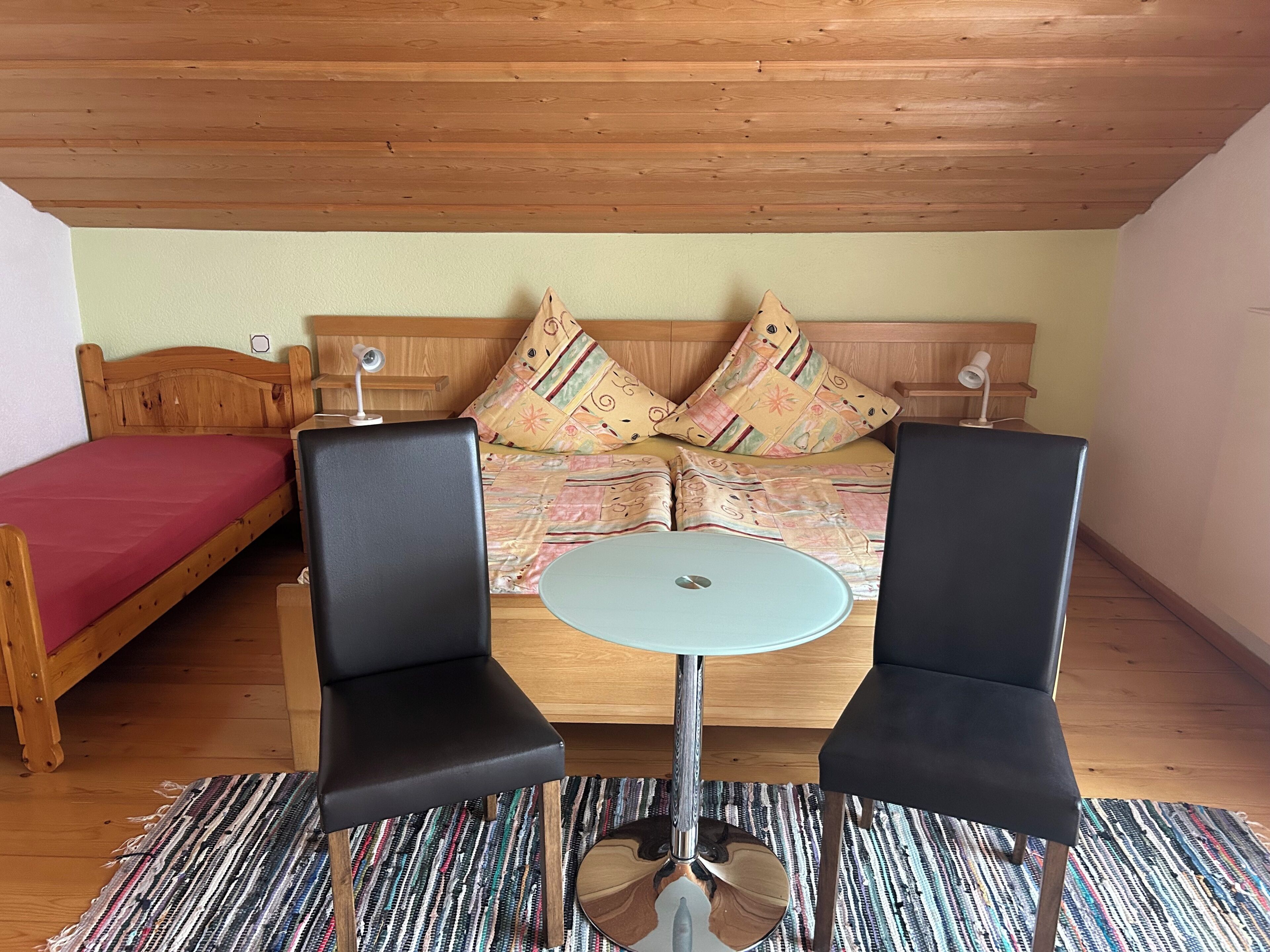 2 chambres, coffres-forts dans les chambres, bureau
