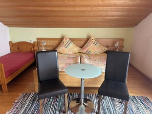 2 makuuhuonetta, tallelokero huoneessa, työpöytä, silitysrauta/-lauta