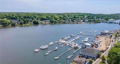 Gorgeous Waterfront 3 Bedroom, 1.5 Bathroom Unit.