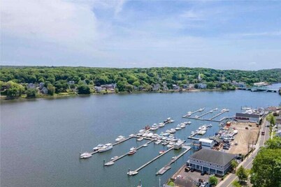 Gorgeous Waterfront 3 Bedroom, 1.5 Bathroom Unit.