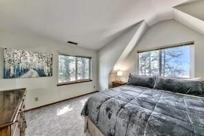 4 bedrooms, free WiFi, bed sheets - Lakeside Beach Retreat 4 bedrooms steps to Lake Tahoe Lakeside Beach (South Lake Tahoe)