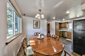 Dining - Lakeside Beach 4 Bedroom Home-Walk To Lake Tahoe (South Lake Tahoe)