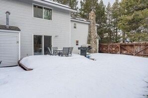 Outdoor dining - Lakeside Beach 4 Bedroom Home-Walk To Lake Tahoe (South Lake Tahoe)
