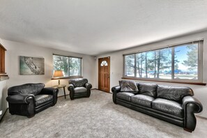 TV - Lakeside Beach Retreat 4 bedrooms steps to Lake Tahoe Lakeside Beach (South Lake Tahoe)