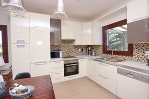 Frigorifero, microonde, forno, piano cottura