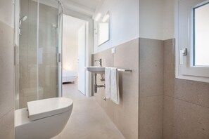 Douche, sèche-cheveux, bidet, serviettes fournies