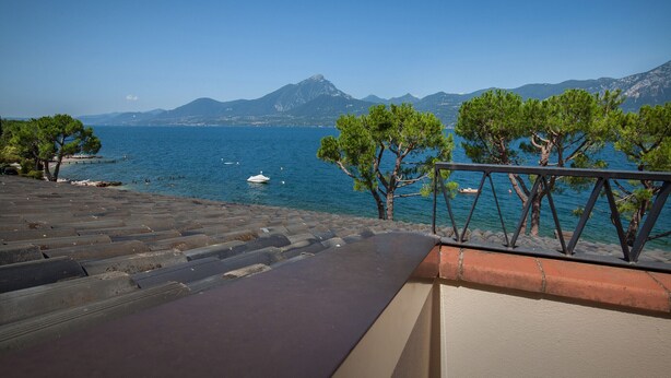 Une terrasse avec vue sur la mer et les montagnes.