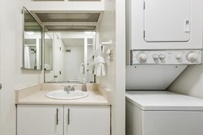 Duschwanne, Haartrockner, Handtücher