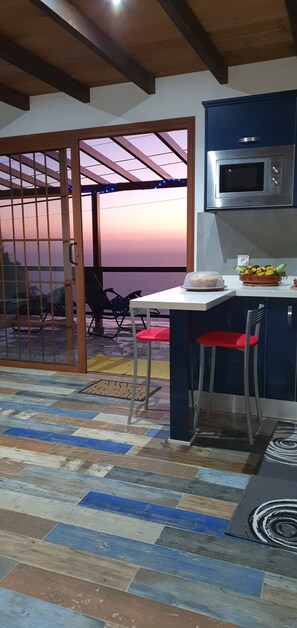 Een koelkast, een microgolfoven, een vaatwasser