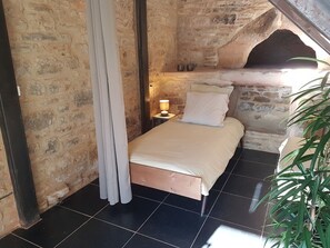 5 bedrooms, travel crib, free WiFi, bed sheets - Country holiday home (Parisot)