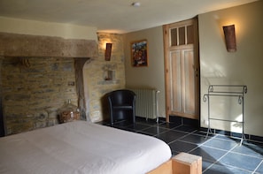 5 bedrooms, travel cot, free WiFi, bed sheets - Country holiday home (Parisot)