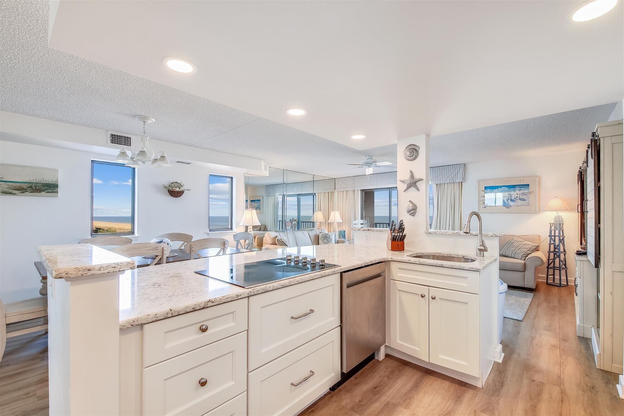 Mikrowelle, Geschirrspüler, Wasserkocher mit Kaffee-/Teezubehör, Toaster