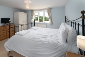 3 bedrooms, iron/ironing board, free WiFi, bed sheets