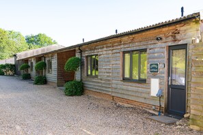 Exterior - Rose Cottage - Beautiful Family Property in Rural Hampshire (Petersfield)