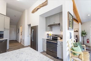 Kjøleskap, mikrobølgeovn, ovn og kokeplater