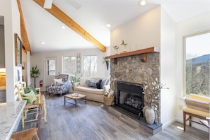 Flatskjerm-TV, peis, TV-spill og Netflix