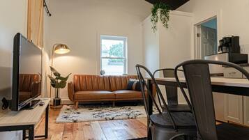 Una Smart TV, una chimenea, una pantalla de ordenador