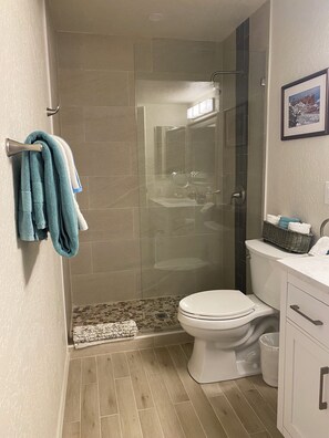 Ensemble douche/baignoire, sĂšche-cheveux, serviettes fournies, savon