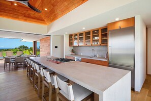 Geladeira, micro-ondas, fogão, cooktop