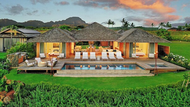 Um resort com piscina, área de estar ao ar livre e vista para as montanhas.