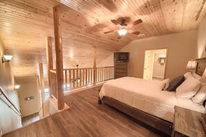 3 bedrooms, iron/ironing board, free WiFi, bed sheets - OM A14 Gruene Bridge Bungalow at Old Mills Resort (New Braunfels)