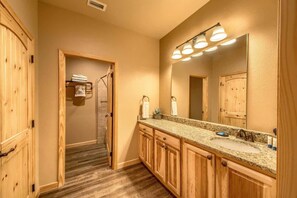 Combined shower/bathtub, hair dryer, towels