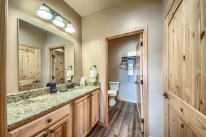 Combined shower/bathtub, hair dryer, towels