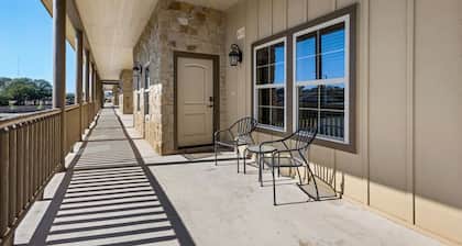 Old Mills Resort at Historic Gruene with pool! Dog friendly!
