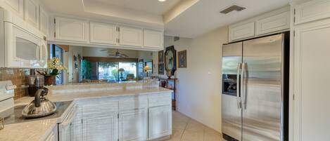 Frigorifero, microonde, piano cottura, lavastoviglie