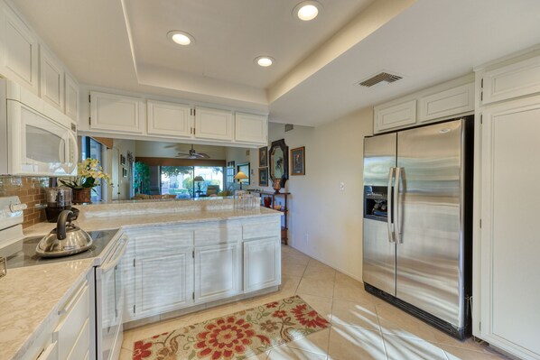 Refrigerador, microondas, parrilla de estufa y lavavajillas 