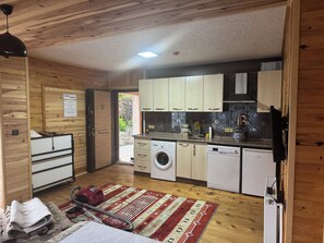 Business Apartment | Private kitchen | Fridge, microwave, oven, dishwasher