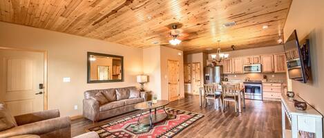 Appartamento, 2 camere da letto | Area soggiorno | Smart TV