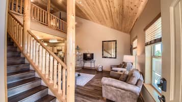 Kondominium, 3 kamar tidur | Ruang keluarga | Smart TV