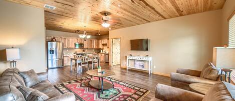 Condo, 2 Bedrooms | Ruang tamu | TV Pintar