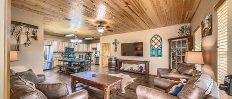 Condo, 2 phòng ngủ | Khu phòng khách | Smart TV