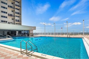 Piscine couverte, piscine extérieure