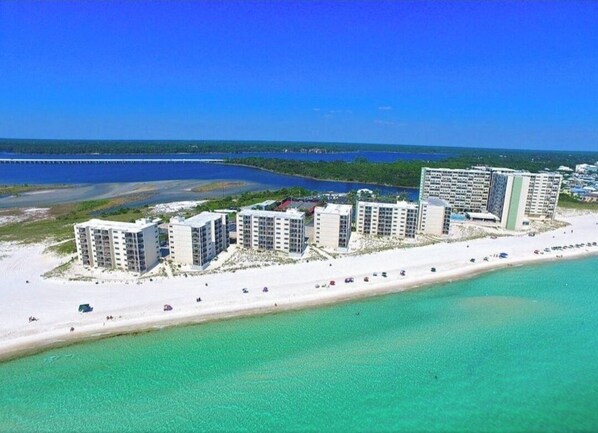 Plage, chaises longues, serviettes de plage