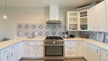 冰箱、微波炉、烤箱、炉灶