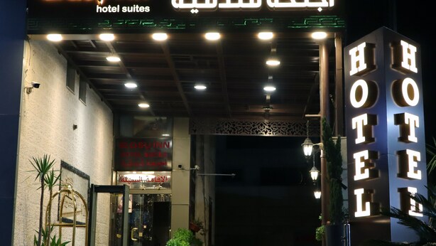 Ein Hotel Eingang mit einem Schild, auf dem „Easy Inn Hotel Suites“ und „HOTEL SUITES“ steht.