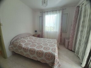 5 Schlafzimmer, Schreibtisch, Bügeleisen/Bügelbrett, Reisekinderbett