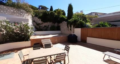 Loft de 150m2, situé à 10 min à pied de la mer, avec climatisation et 2 parkings