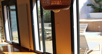 Loft de 150m2, situé à 10 min à pied de la mer, avec climatisation et 2 parkings