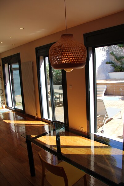 150m2 loft, located 10 minutes' walk from the sea, with air conditioning and 2 parking spaces.