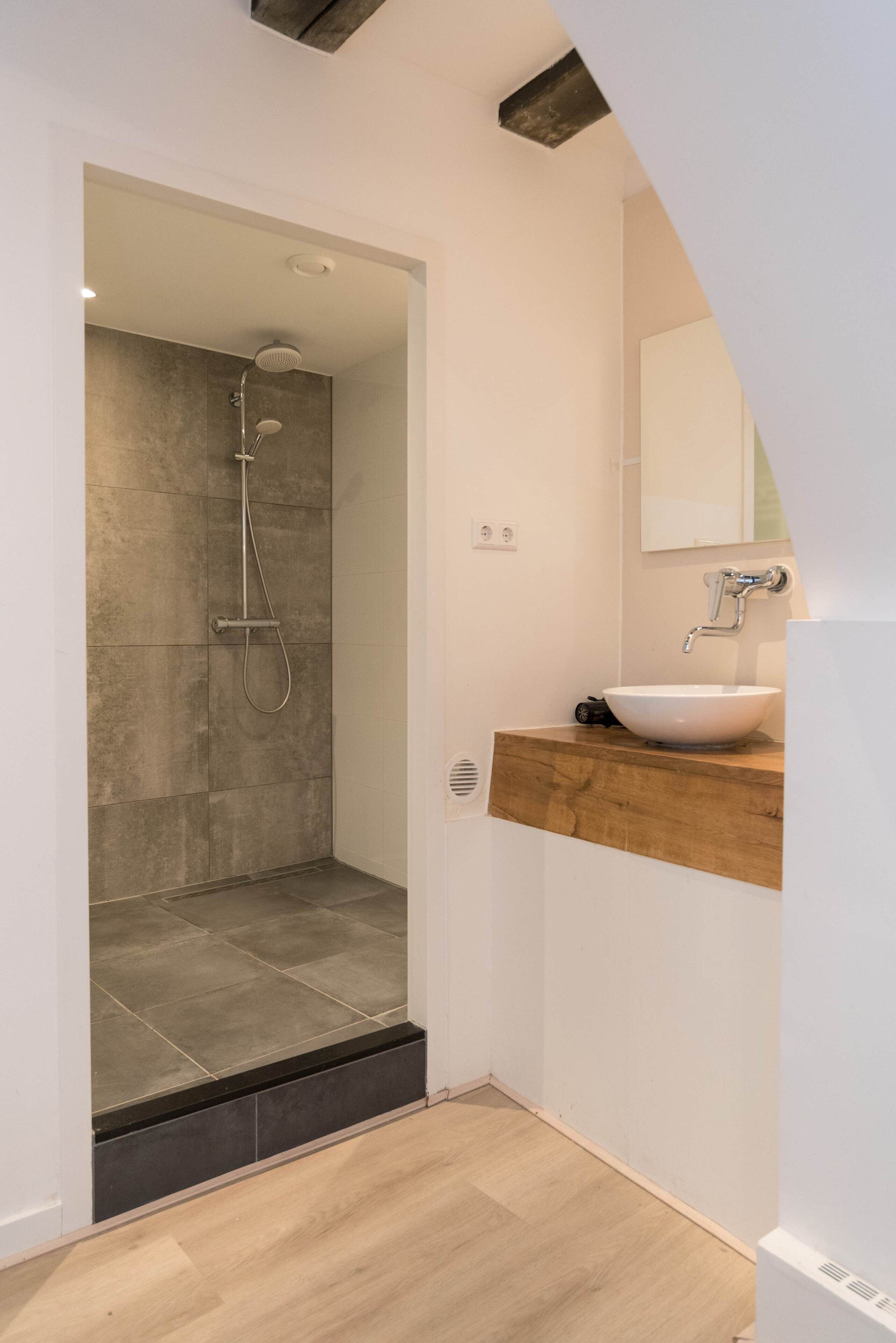 Een haardroger, handdoeken