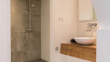 Een haardroger, handdoeken