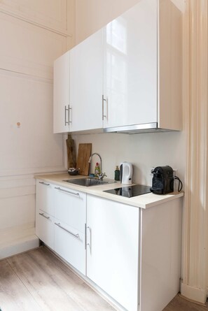 Køleskab, mikrobølgeovn, ovn, kaffe-/temaskine